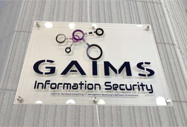 3D Acryl Logo GAIMS (8mm transparent) mit Abstandshaltern auf Grundplatte