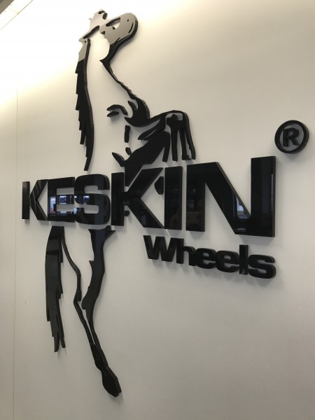 3D Acryl Logo KK (8mm durchgefärbt) direkt auf die Wand geklebt