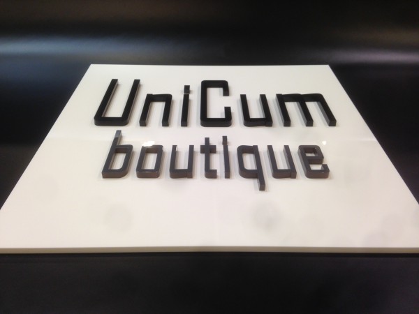 3D Acryl Logo UB (8mm durchgefärbt) auf durchgefärbter Trägerplatte montiert
